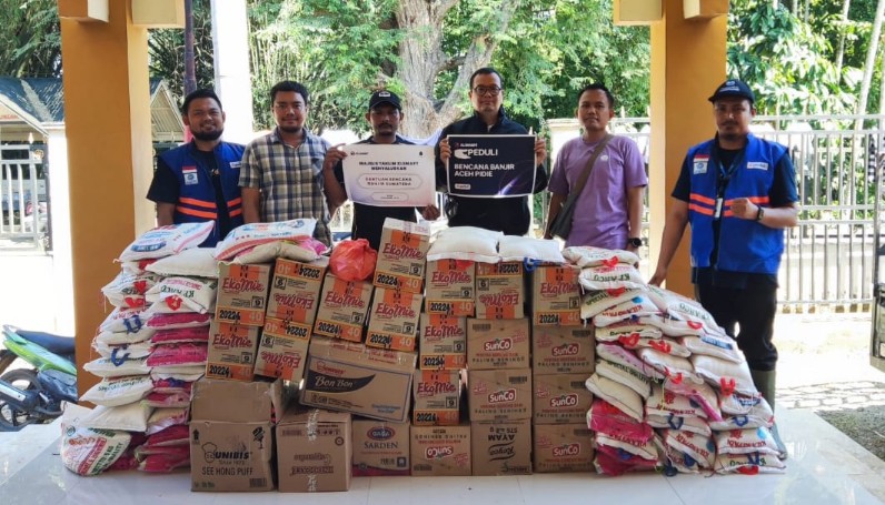 Territory Sales Manager XLSMART area Aceh, Jaka Rahmatsyah (ketiga dari kanan) saat menyerahkan bantuan di Pidie Jaya, Aceh (foto/ist)